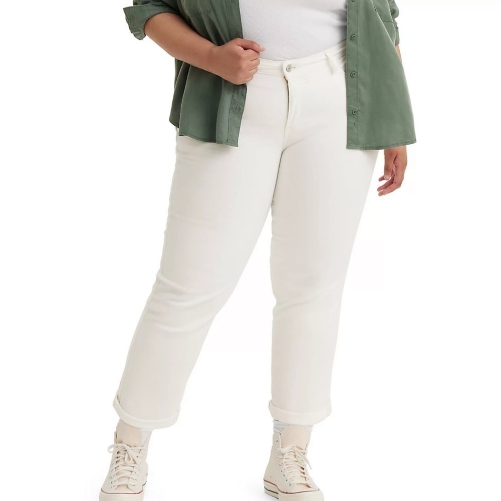 NWOT Levi’s plus size boyfriend jeans in white